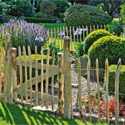 Clôture à piquets en noisetier 4