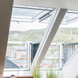Verrière balcon CABRIO VELUX GDL bois finition blanche ENERGIE PLUS triple vitrage à faible consommation d'énergie