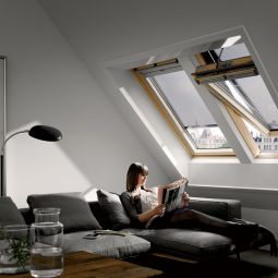 VELUX INTEGRA Fenêtre de toit électrique GGL 306921 bois clair laqué ENERGIE Protection Anti-chaleur Triple vitrage, capteur de pluie