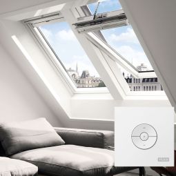 Fenêtre de toit électrique VELUX INTEGRA GGL 206621 bois finition blanche ENERGIE PLUS triple vitrage à faible consommation d'énergie, clavier murale inclus
