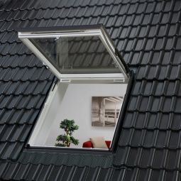 Sortie de secours, fenêtre à projection VELUX GTU 0066 PVC ENERGIE PLUS triple vitrage à faible consommation d'énergie, accès pompiers