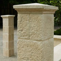 Chapeau Pilier Orsol Bridoire finiton pour murs en aspect pierre de taille calcaire vieilli