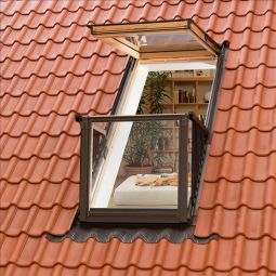 CABRIO VELUX GDL Verrière balcon en bois ENERGIE PLUS triple vitrage à faible consommation d'énergie