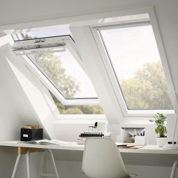 Fenêtre de toit à rotation VELUX GGU 0066 PVC ENERGIE PLUS triple vitrage à faible consommation d'énergie