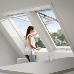 Fenêtre de toit à projection VELUX GPU 0066 PVC ENERGIE PLUS triple vitrage à faible consommation d'énergie