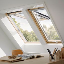 Fenêtre de toit à projection VELUX GPL 3066 bois ENERGIE PLUS triple vitrage à faible consommation d'énergie