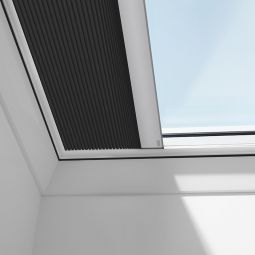Store plissé VELUX pour fenêtre de toit plat noir 1047S opaque, structure en toile pour une isolation thermique supplémentaire, convenable pour divers fenêtre de toit VELUX