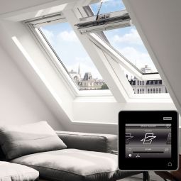 Fenêtre de toit solaire VELUX INTEGRA GGL 206630 bois finition blanche ENERGIE PLUS triple vitrage à faible consommation d'énergie, clavier murale inclus